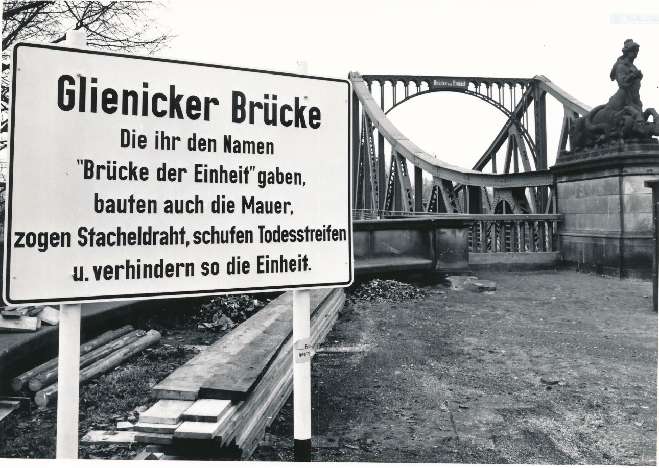 Glienicker Brücke Brücke der Einhait Schild