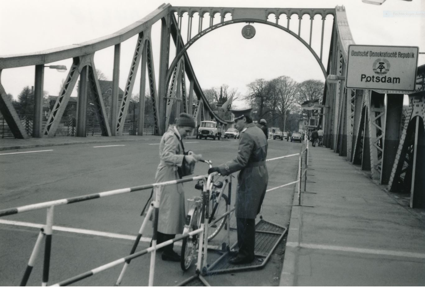 Glienicker Brücke Grenzkontrolle der DDR