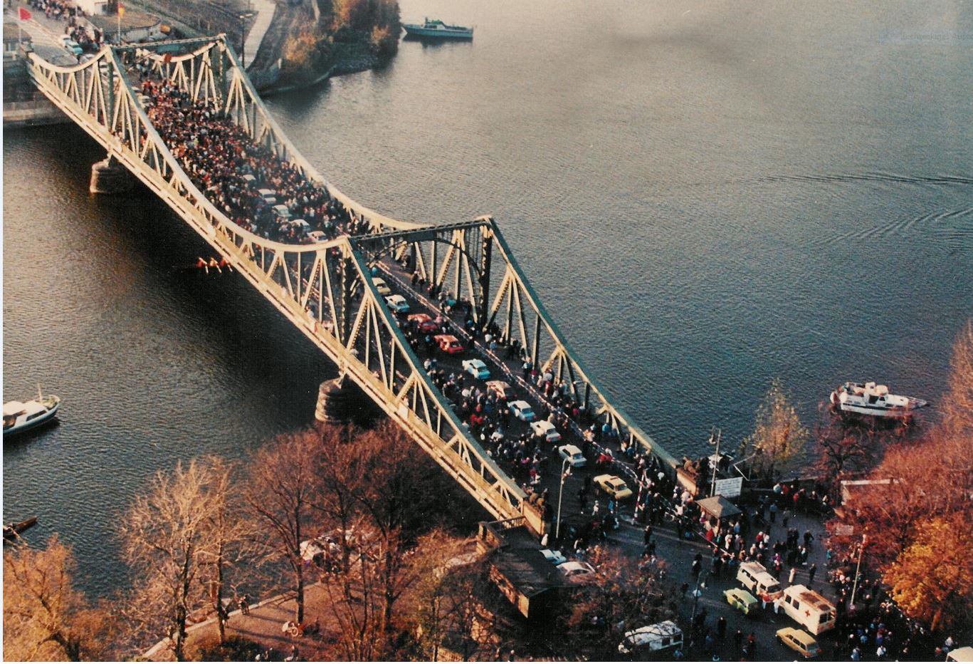 Glienicker Brücke nach der Maueröffnung