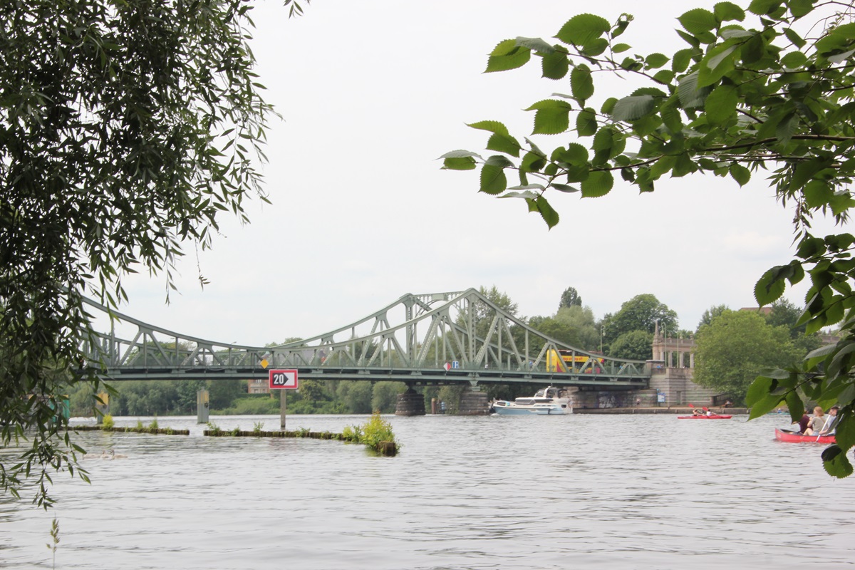 Glienicker Brücke vom Ufer Wannsee